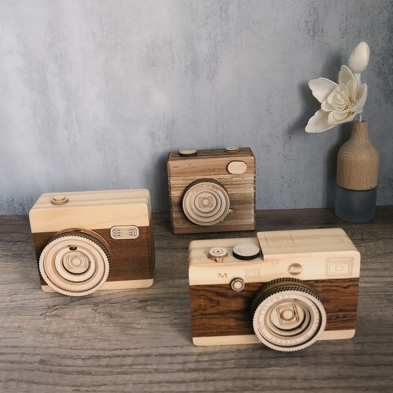 Collectible Vintage Cameras - صندوق موسيقى خشبي على شكل كاميرا
